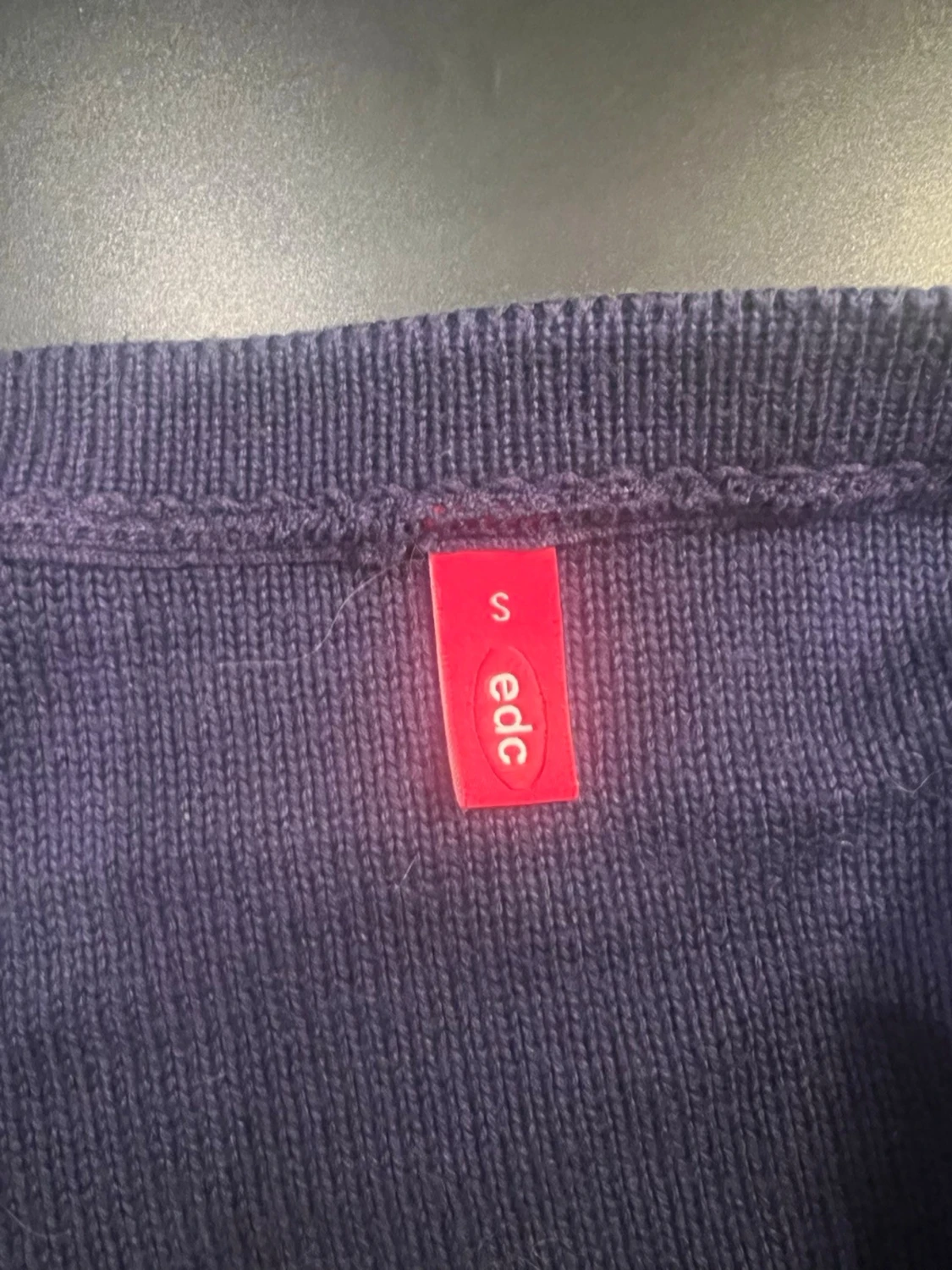 Mörkblå v-ringad topp från edc - 1