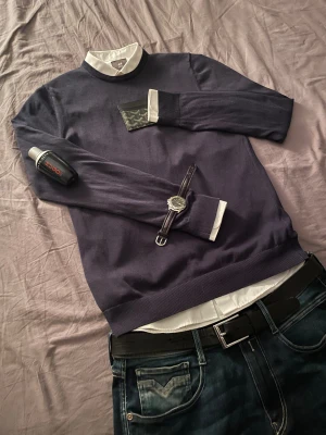 Bläck tröja - Mörkblå bläck tröja som passar till basic fits eller om man kör en skjorta under. Storlek S. skicket är fint, inga defekter. Prisat kan diskuteras.