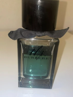 Mr. Burberry Eau de Toilette - Fräsch och modern manlig doft från Burberry. Noter finns på bild, 100ml