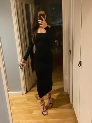 Maxi bodycon dress - Jättefin maxi bodycon klänning med built in shapewear, så ingen bh behövs! Den är super bekväm, tyget är ribbat och stretchigt framhäver figuren. Fin till både vardag och fest ☺️✨