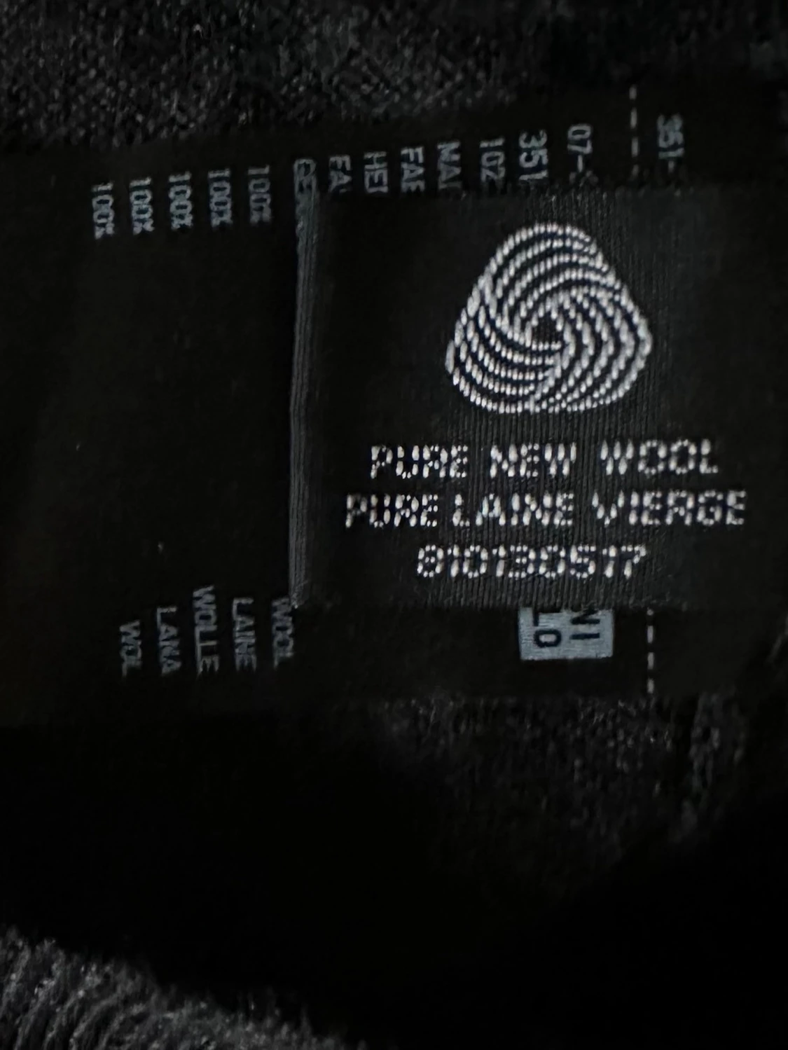 Mörkgrå v-ringad ulltröja från Uniqlo - 3