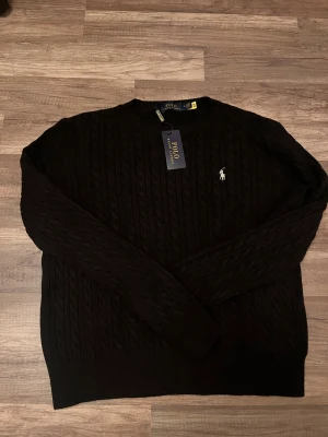 Helt ny stickad Ralph Lauren tröja! 😃 storlek M - Hej säljer nu denna fina stickade tröjan i storlek medium, varumärket är Ralph Lauren och tröjan är i mycket bra skick. Endast testad, prislapp sitter kvar😃 jag säljer den då den var för liten för mig och returgarantin hade gått ut, vid fler frågor är de bara att höra av sig☺️