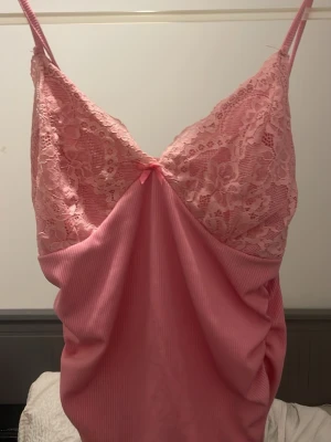 shein rosa linne  - Rosa v-cut linne i storlek S