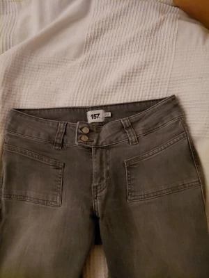 Ljusgråa lågmidjade bootcut byxor🩶 - De är i storlek S men uppsydda till mig som är 160 cm! Säljer då dem tyvärr inte kommer till andvändning!☺️ 