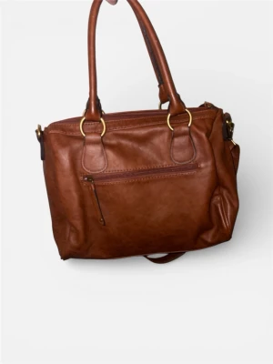 Brun axelväska från Even&Odd - Snygg brun axelväska i skinnimitation från Even&Odd med guldfärgade metalldetaljer och praktiska handtag. Väskan har flera fack med dragkedja och ett blommigt innerfoder i beige och rött. Perfekt storlek för allt du behöver ha med dig.