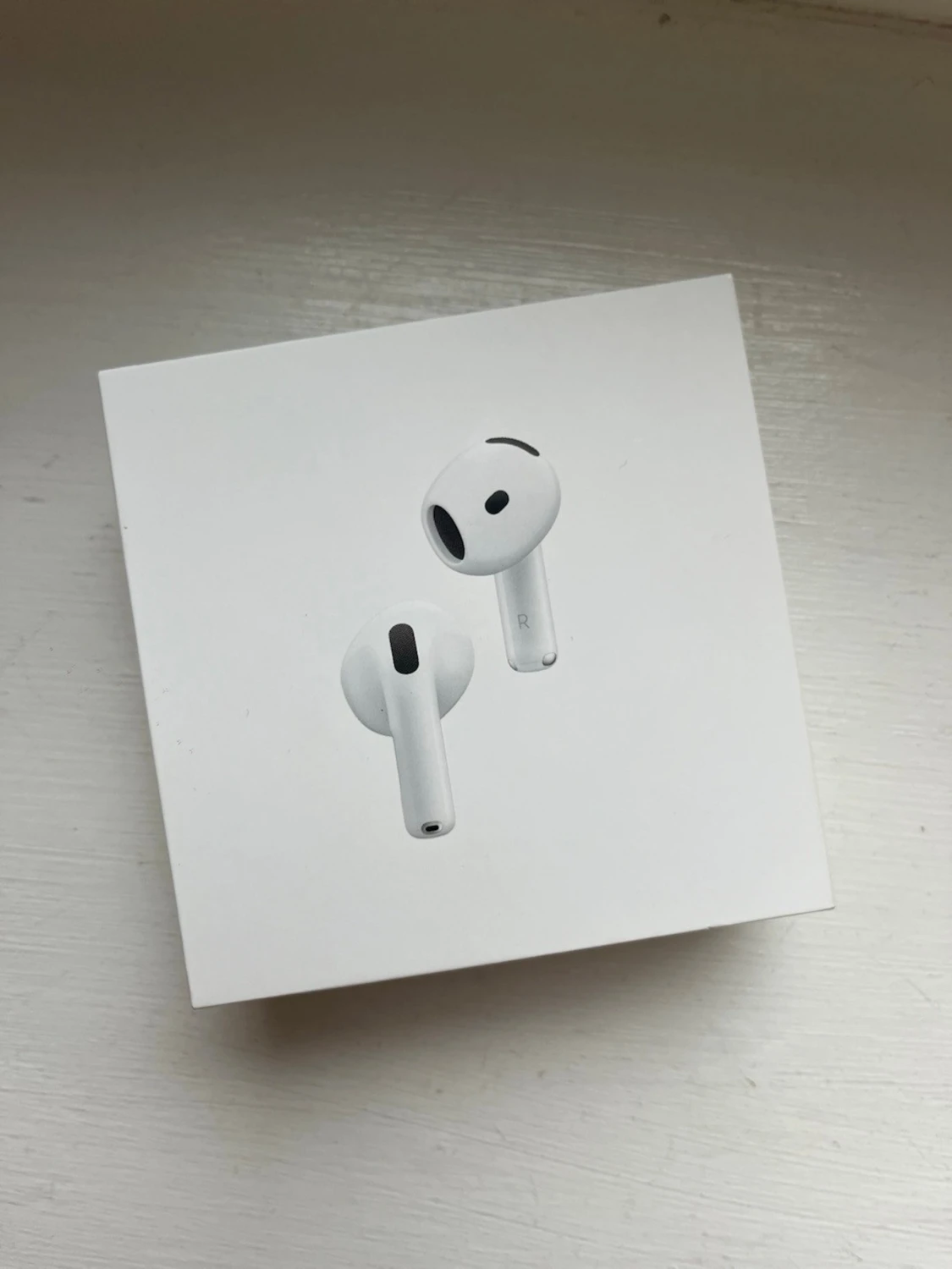 Oöppnade AirPods 4 with Active Noise Cancellation