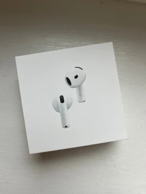 Oöppnade AirPods 4 with Active Noise Cancellation - Oöppnade Apple AirPods 4 med aktiv brusreducering. Trådlösa hörlurar med laddningsetui, kompatibla med USB-C, Apple Watch och Qi-certifierade laddare. Förseglad förpackning, perfekt skick, senaste modellen för bästa ljudupplevelse. Nypris ca 2200, säljs då det blev en dubblett