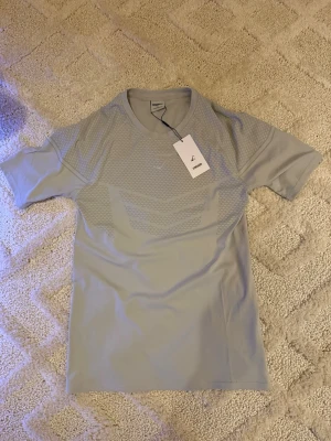 Gymshark Onyx Tröja – Ljusgrå - Gymshark Onyx Tröja – Ljusgrå 👕 Storlek: L 🌪️ Färg: Ljusgrå (Onyx Collection) ✨ Skick: 10/10 – helt ny, aldrig använd 🏷️ Detalj: Tag kvar 💎 Märke: Gymshark 