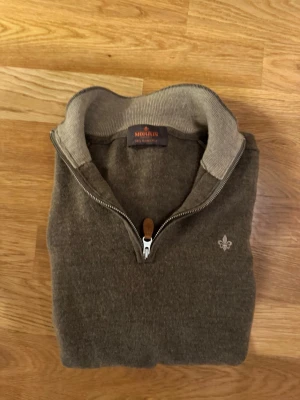 Morris Merino Ull Quarter zip S - Säljer just nu en riktigt snygg Cuarter zip i Merino ull från Morris❄️⛄️                                                           Skick || 9,8/10                                                                     Storlek || S                                                                    Hör av er vid minsta fundering och priset är inte hugget i sten🛠️🪨