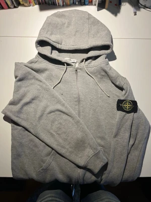 Stone island Zip. - Stoney zip hoodie. Ok kvalitet. Trasig dragkedja