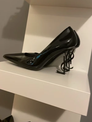 Ysl skor  - Säljer ett par skor som är slitna på insidan men annars ser de bra ut