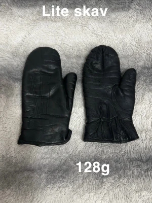 Svarta handskar - Säljer ett par svarta vantar. Vantarna har en klassisk form och är perfekt för att hålla värmen under kyliga dagar. Snygg och enkel design som passar till många olika stilar.🌸 Lite skav. För dam.