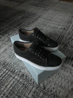 Lanvin cap toe  - | Lanvin dbb1 | | Storlek: 5 (sitter som 40-41) | Skick: 8/10| Medföljer: box och dustbag | Frågor eller funderingar tveka inte på att höra av dig!