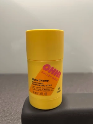 OHH! Little Champ Moisturizing Stick - Denna använder du exempelvis mellan dina lår på varma sommardagar så du inte får sår. Fuktgivande stick från OHH! (OH HEY HERO) i en klargul plastförpackning. Innehåller 50 ml och är vegansk. Sticken är vit och innehåller sheasmör och solrosolja för att låsa in fukt och motverka friktion på huden. Enkel att applicera direkt på ansiktet. Helt oanvänd.