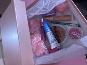Essence sminkset med rosa gift box free name  - Säljer ett sminkset med flera produkter från Essence: bronzing powder i brun nyans, blush i rosa, foundation, primer, läppglans, läppstift i lila hylsa, eyeliner i turkos, och flera hjärtformade sminkborstar med rosa blommönster. En borste har rosa strass. Perfekt för dig som gillar söta detaljer och färgglada produkter.Essence makeup primer,magic filter,bronzer,blush lip gloss and eyeliner. Personalize beddazle gloss worth 399 and makeup sponges and puff . With pink box and free bedazzle name