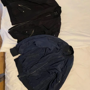 Två fina boomer jackor  - Två snygga boomer jackor i storlek M (38). Ena storleken är 36 men sitter som 38. Jackorna är från VILA & Zara. Färger svart och marin blå. Jackorna har inga skador eller fläckar. Svarta jackan har lite lite tappat färg vid fickorna annars finns det inga konstigheter med jackorna.