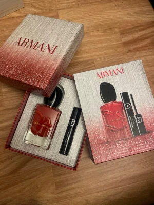 Armani parfym- och mascaraset, helt oanvända - Totalt värde av paketet : 1890 SEK , Lyxigt presentset från Armani med en elegant parfymflaska (50 ml) och mascara (2 ml). Perfekt för dig som vill ha en stilren och exklusiv känsla i din vardag. Eau de Parfum. Volym: 50 ml parfym, 2 ml mascara.  