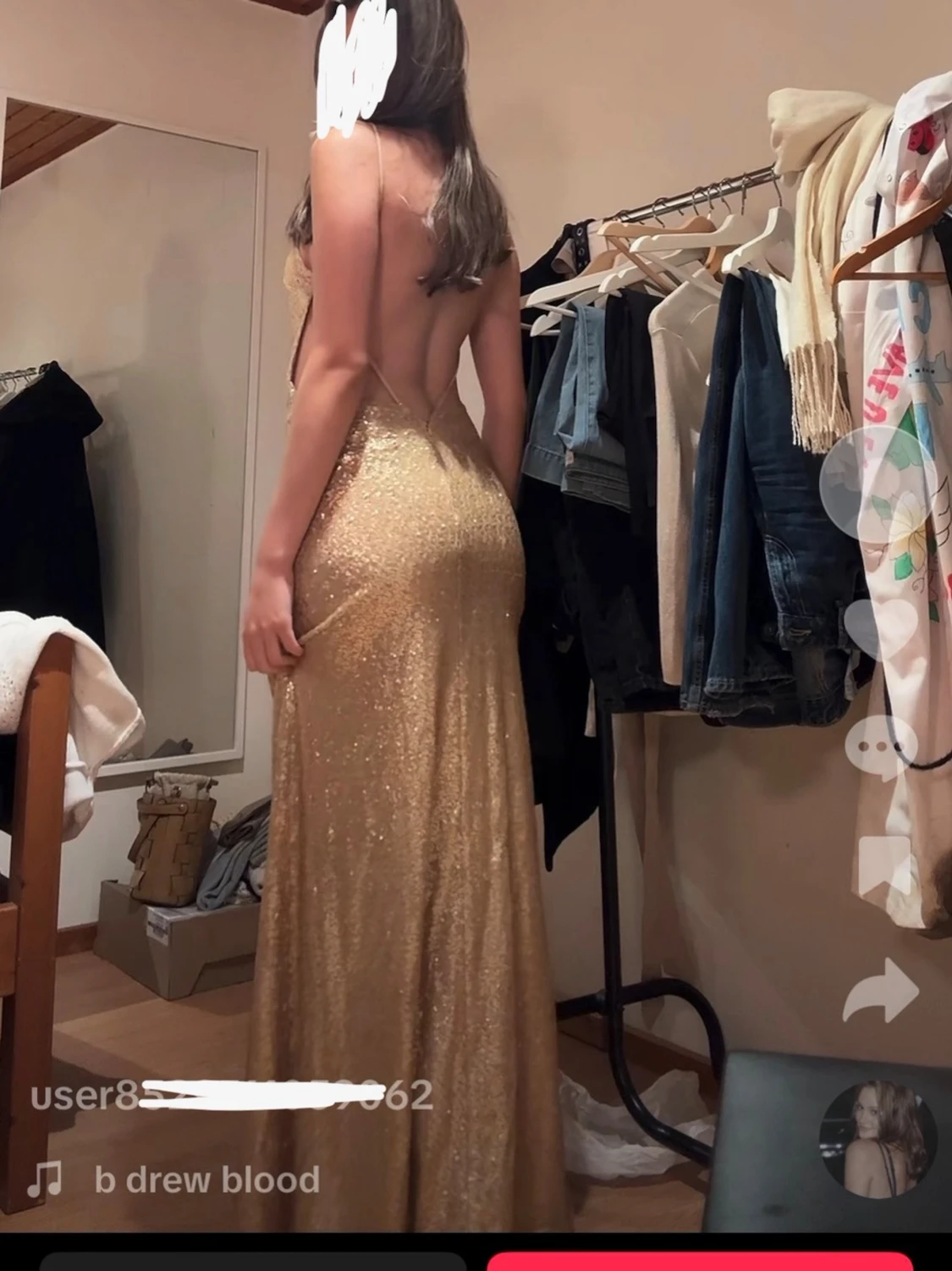 Guldig glittrig långklänning med slits - 2