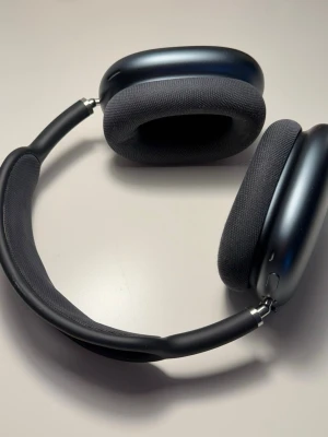 AirPods Max - Snygga Apple AirPods Max i svart färg. Over-ear hörlurar med aktiv brusreducering och hög ljudkvalitet. Skicket är mycket bra, inga synliga repor eller skador. Mjuka och rena öronkuddar, allt fungerar som det ska. Perfekt för musik, film och samtal.