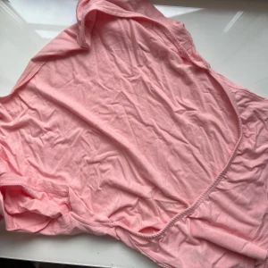 Två backless toppar i rosa och blå - Säljer två backless toppar.