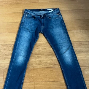 Blå Replay jeans Dave - Säljer ett par blå Replay Dave jeans i comfort fit med klassisk femficksdesign. Jeansen har raka ben och längden är 34. Perfekta för dig som gillar en avslappnad men stilren look. Köpta för 1499 nypris.