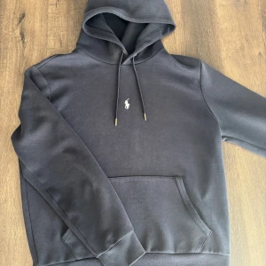  Ralph Lauren hoodie - Säljer denna feta mörkblåa hoodie från Ralph Lauren | Den är i bra skick | storlek M                    Tveka inte på att skriva vid ytterligare frågor!😁