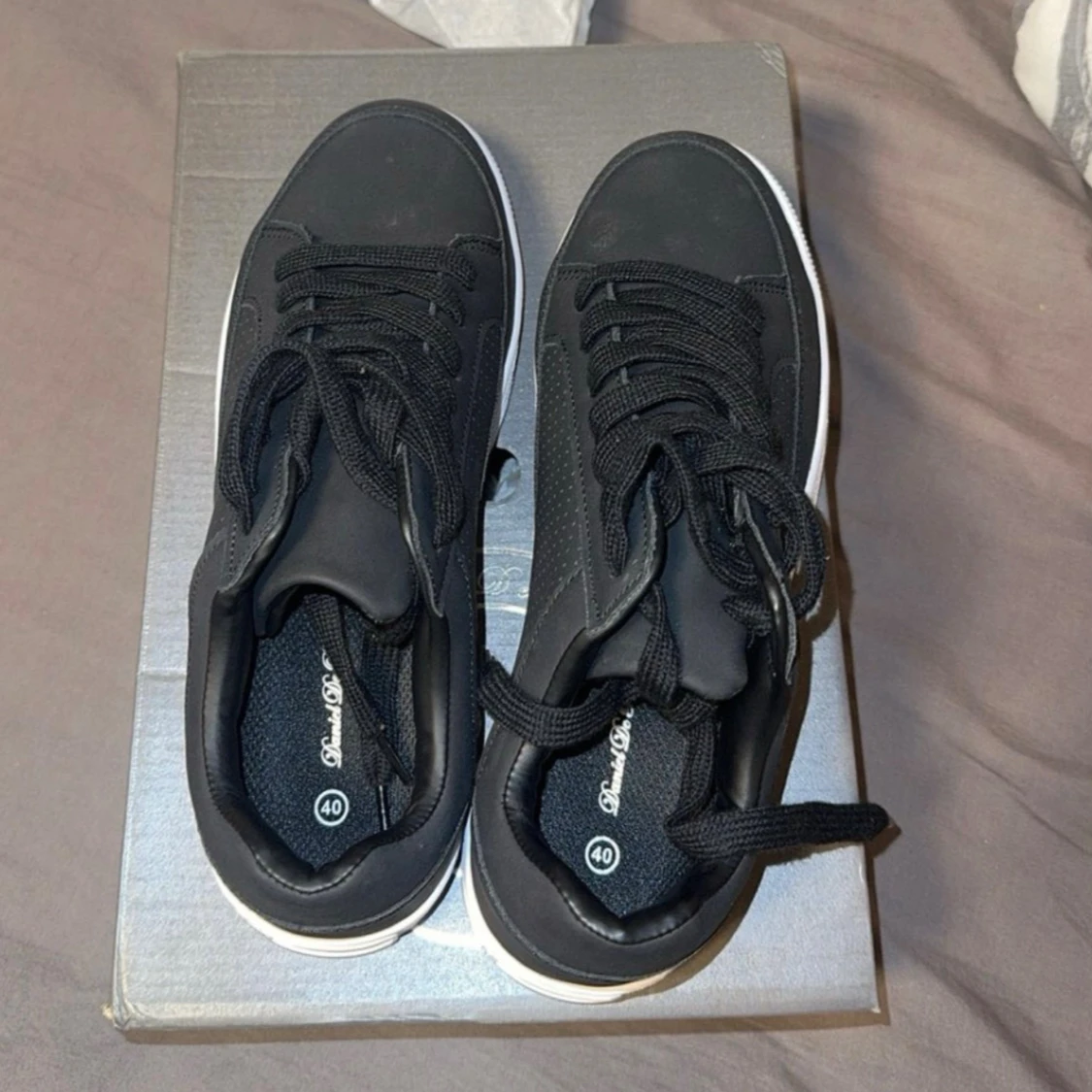 Svarta sneakers med vit sula, stl 40