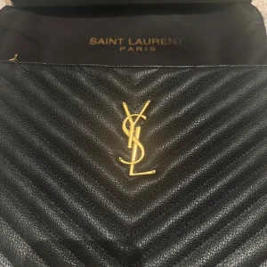 Svart quiltad kuvertväska från YSL - Snygg svart kuvertväska, använd 3 gånger. 