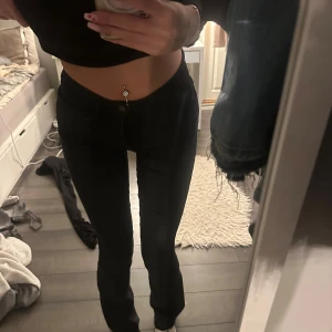Svarta bootcut byxor ONLY - Säljer ett par svarta byxor med bootcut-modell och låg midja. Byxorna har klassisk femficksdesign och sitter tight upptill med utsvängda ben. Perfekta för dig som gillar en stilren och trendig look. De är ifrån ONLY och är i st xs längd 34. Säljer pga jag tycker de är små. Jag är 176 cm lång. De är uppsprättade längst.🤍
