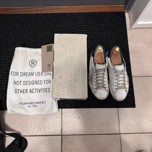 Golden Goose  - Golden goose skor köpta på NK i Göteborg, säljs i befintligt skick. Hör av er vid frågor och funderingar!✍️