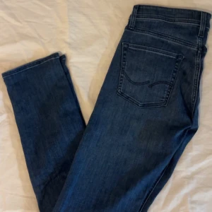 Slim jeans - Slim jeans - Jack&jones /Glenn - Storlek: W28 L32 - mycket bra skick, aldrig använda - Nypris: 799kr - Mitt pris: 229kr - hör av dig vid funderingar 💫