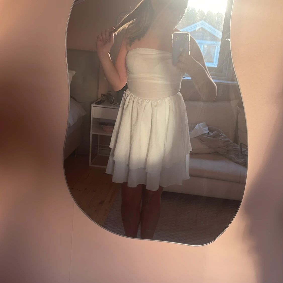 Vit axelbandslös volangklänning