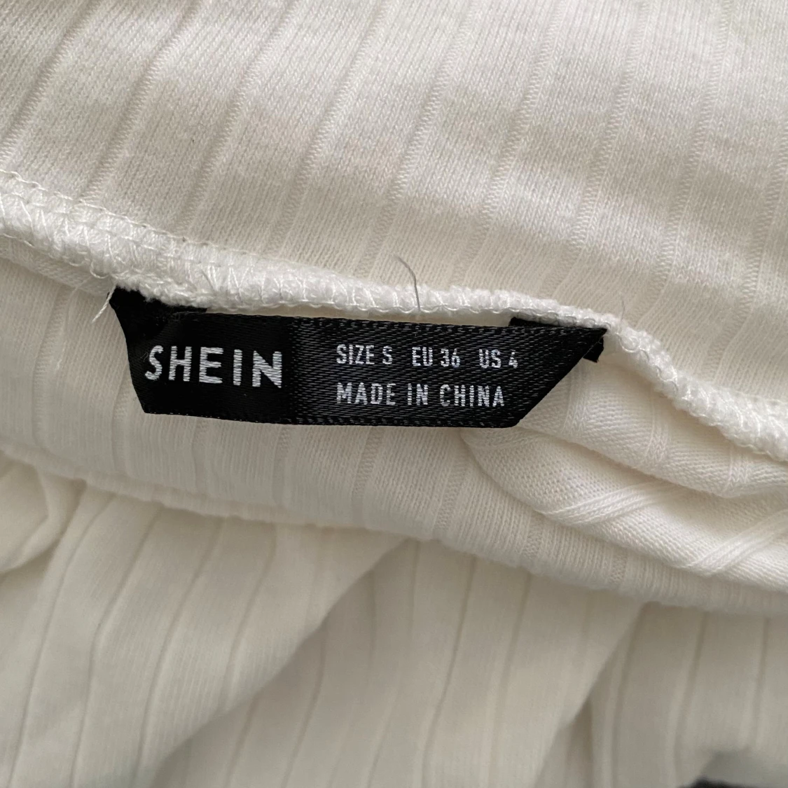 Vit ribbad polotröja från SHEIN - 1