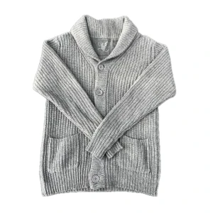 Grå stickad kofta med sjalkrage - Säljer en grå stickad kofta från RL med sjalkrage och stora knappar framtill. Koftan har två praktiska fickor och är ribbstickad för en snygg och mysig look. Perfekt för lager-på-lager under kyliga dagar.