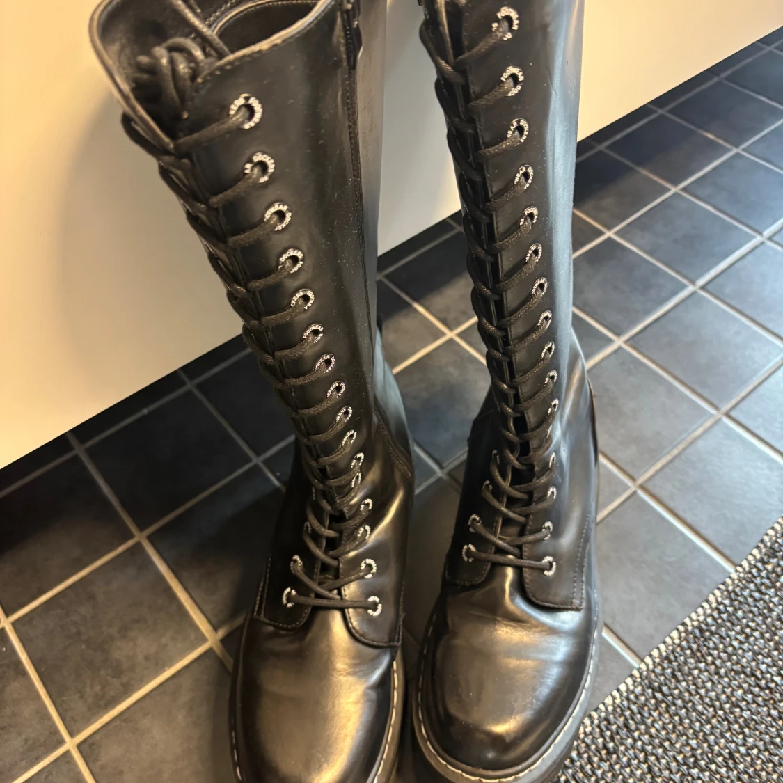 Svarta höga snörade stövlar/kängor från Dockers  - 1