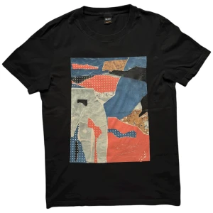 Hugo Boss - Hugo Boss T-shirt  Storlek: S  Färg: Svart, med mönster  Om du har några fler frågor eller funderingar så svarar jag snabbt i DM 😊