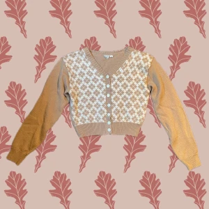 Beige vintage kofta  - Superfin lite croppad kofta/ cardigan från Trend Report i beige och vitt med rutigt mönster framtill. Köpt second hand från en vintage butik! Storlek M men sitter också fint på en storlek S. Hör av dig vid frågor! 