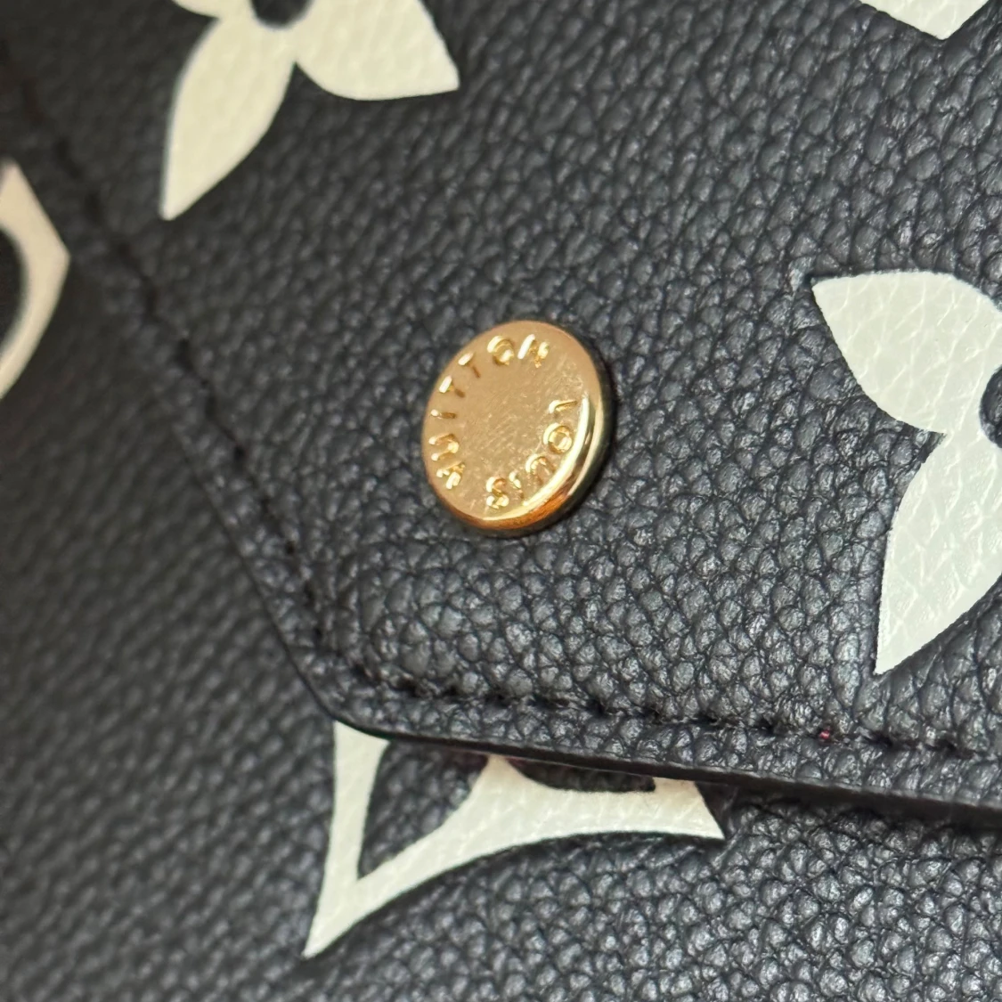  svart axelväska med monogram - 3