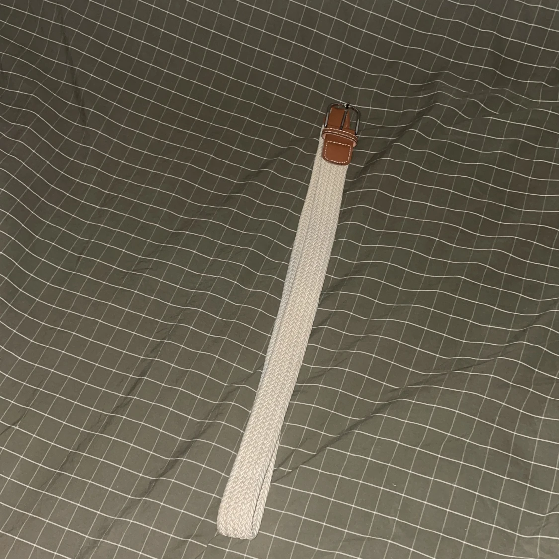 Beige flätat bälte med brunt läder