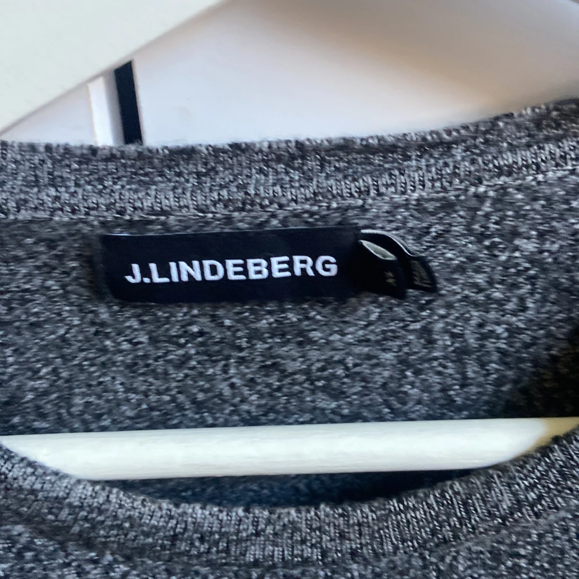 Grå stickad tröja från J.Lindeberg - 1