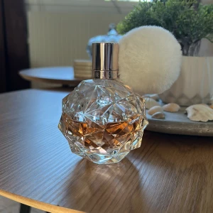 Ariana Grande parfym 100 ml - Snygg parfymflaska med fluffig detalj från Ariana Grande. Volym: 100 ml, skulle säga att det är 60 ml kvar. Perfekt för dig som vill ha en trendig och unik doftaccessoar i samlingen. 900kr nypris. 