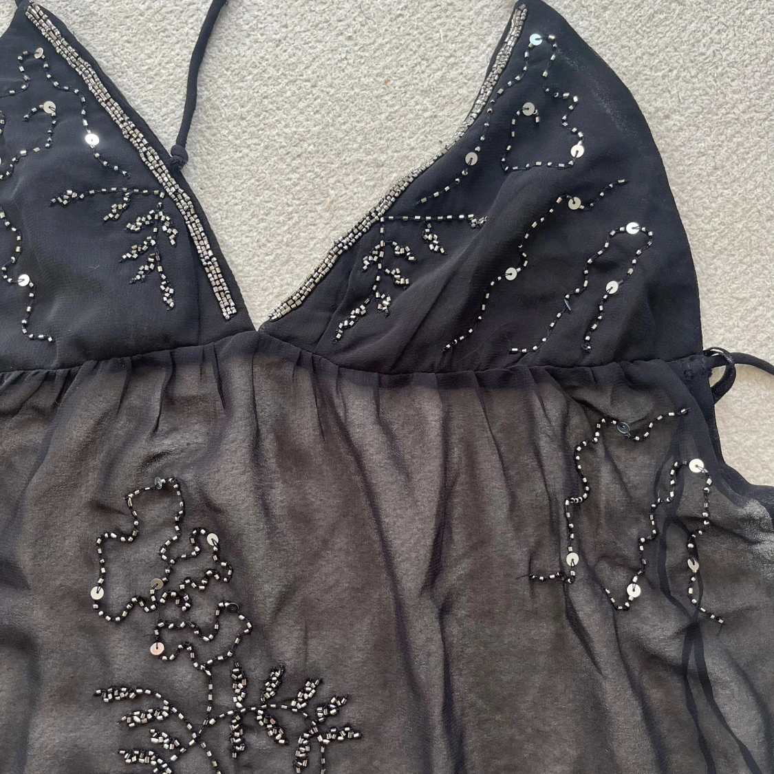 Svart mesh linnetopp med paljetter - 1