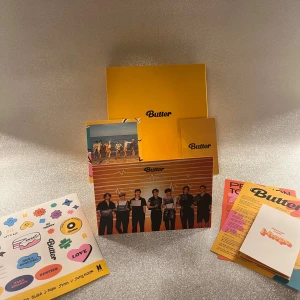 Bts album - Butter (Cream Ver) Skiva och fotobok finns med. Om du vill veta vem som är på photocardet eller har andra frågor så hör gärna av dig!