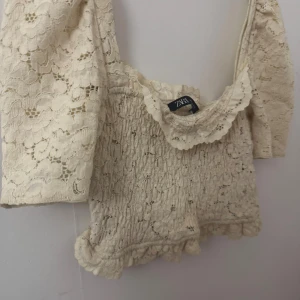 Beige spetstopp från Zara - Drömmig topp från Zara, använd ett par få gånger, storlek xs