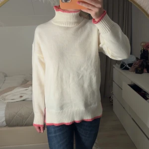 Stickad polo tröja  - Super fin stickad tröja från meet me there med Filippa Montans kollektion. Bara använd en gång så iprincip i nyskick. Storlek xxs/xs, jag är 170cm❣️❣️🥹