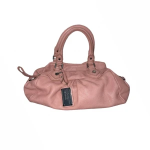 Marc Jacobs  - Marc Jacobs väska i modellen Classic Q baby groove. Peachig färg med silver detaljer. Mkt fint skick! Bild lånad från Vestiaire Collective, egna bilder finns att få! Priset är förhandlingsbart, möts upp i Stockholm eller postar efter Swish🩰