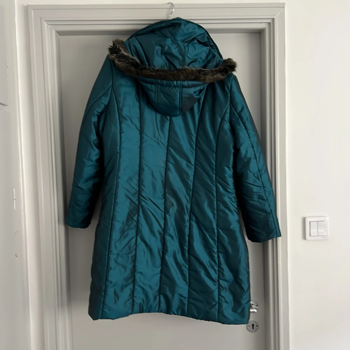 Blå/mörkt grön lång dunjacka med huva - 1