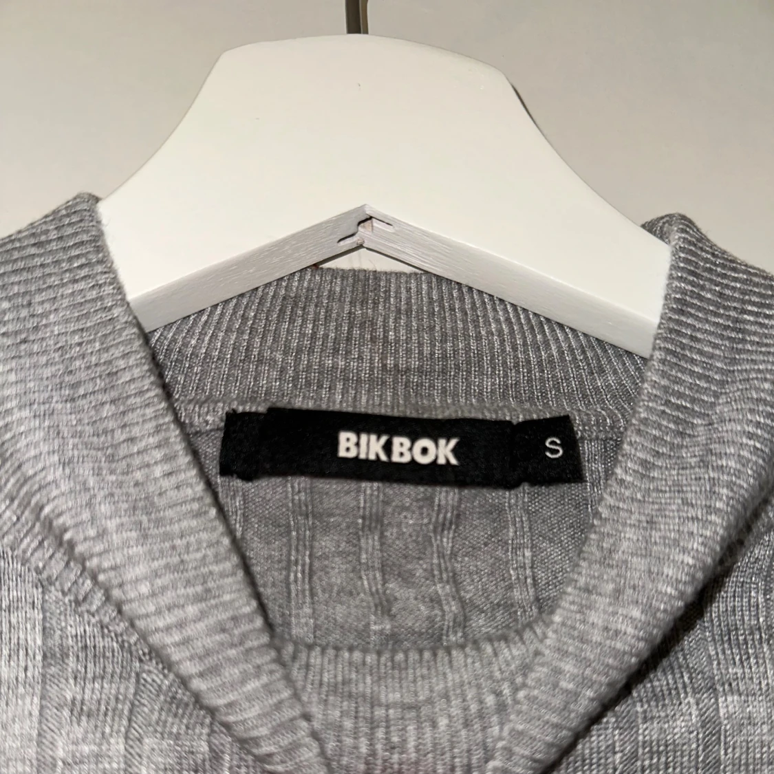 Grå ribbad tröja från BikBok - 1