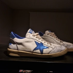 Golden goose ballstar   - Köpta nya på zalando 1 juli 2024 och använde dem i ca 3 månader, efter det har dem bara stått och samlat dam. riktigt snygga och stilrena skor som matchar till iprincip allt. Inte i nyskick men inte alls dåligt skick. Lite tråkiga fram på tån och skosnörena är lite slitna. Annars är det inte så mycket att klaga på. Kvitto finns! Mvh Elliot 