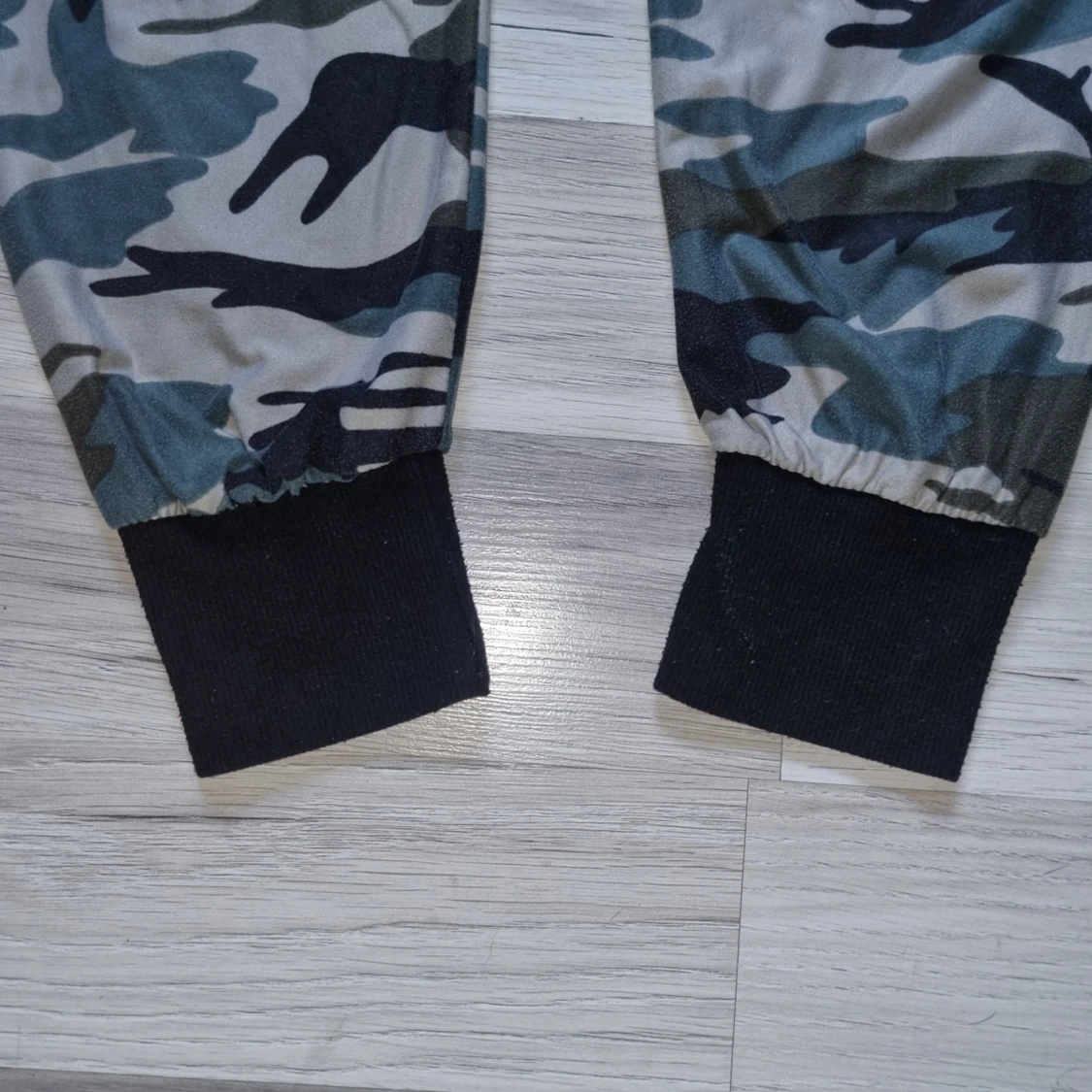 Camo mjukisbyxor med dragkedjor - 4